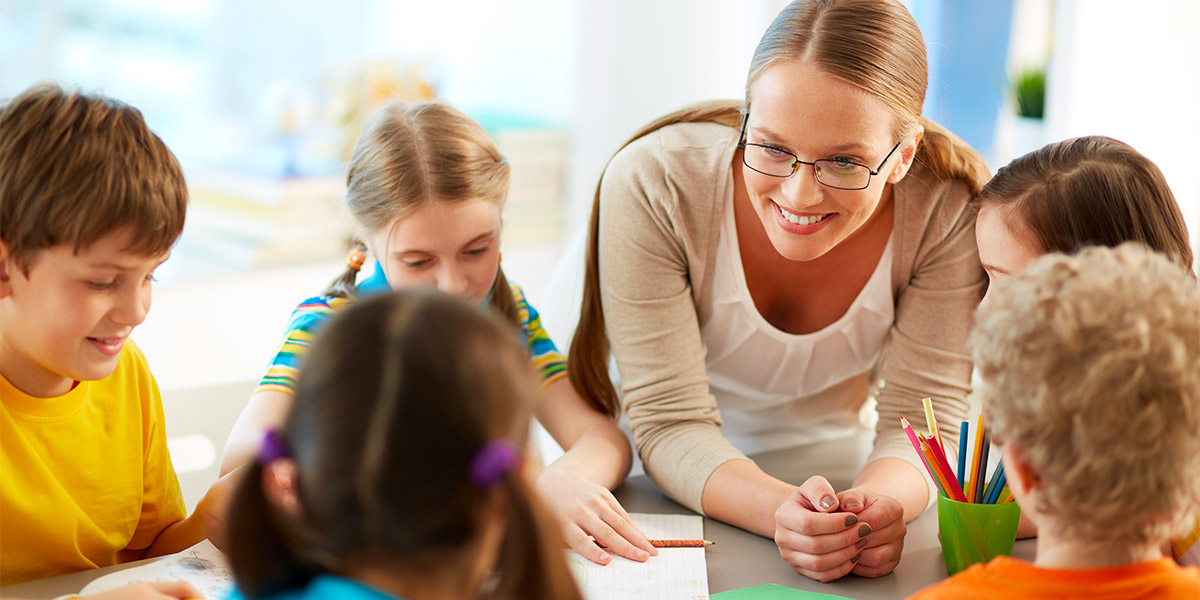 teacher-teaching-kids about fake news