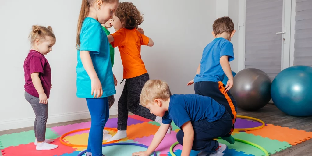 Kinder, die körperlich-kinästhetische Aktivitäten im Fitnessstudio durchführen