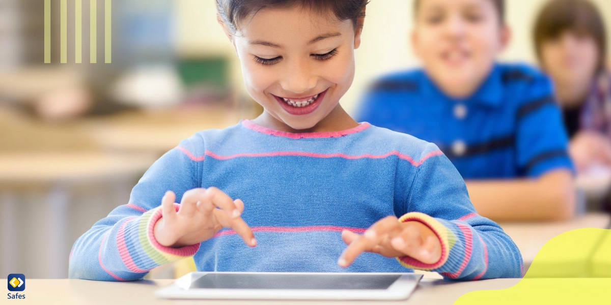 Kind, das eine App für Kinder auf seinem Tablet verwendet