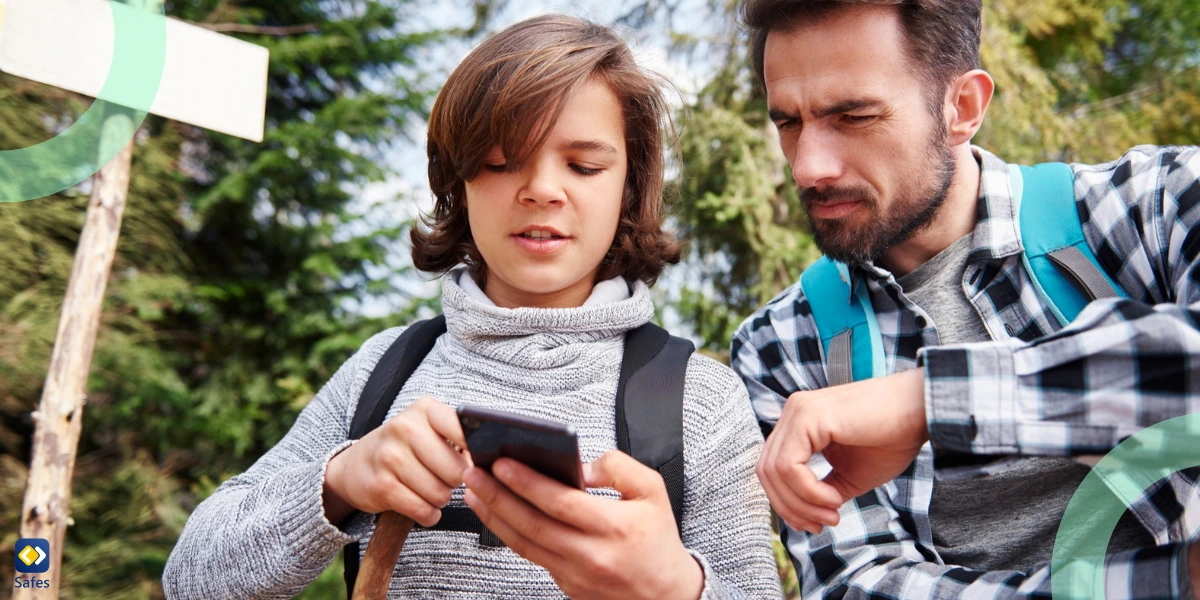 Vater bringt seinem Sohn bei, wie man Standorte über WhatsApp sendet